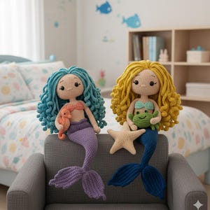 Pode incluir: Duas bonecas de sereia feitas à mão em crochê. Uma tem cabelo azul, um top cor de coral e uma cauda roxa, segurando um cavalo-marinho. A outra tem cabelo amarelo, um top turquesa e uma cauda azul, segurando um caranguejo verde e uma estrela do mar.