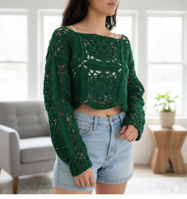 Puede incluir: Un top de ganchillo verde oscuro de manga larga, con cuello cuadrado y corte cropped. El dise&ntilde;o de ganchillo presenta patrones florales y detalles calados. El top se combina con shorts vaqueros.