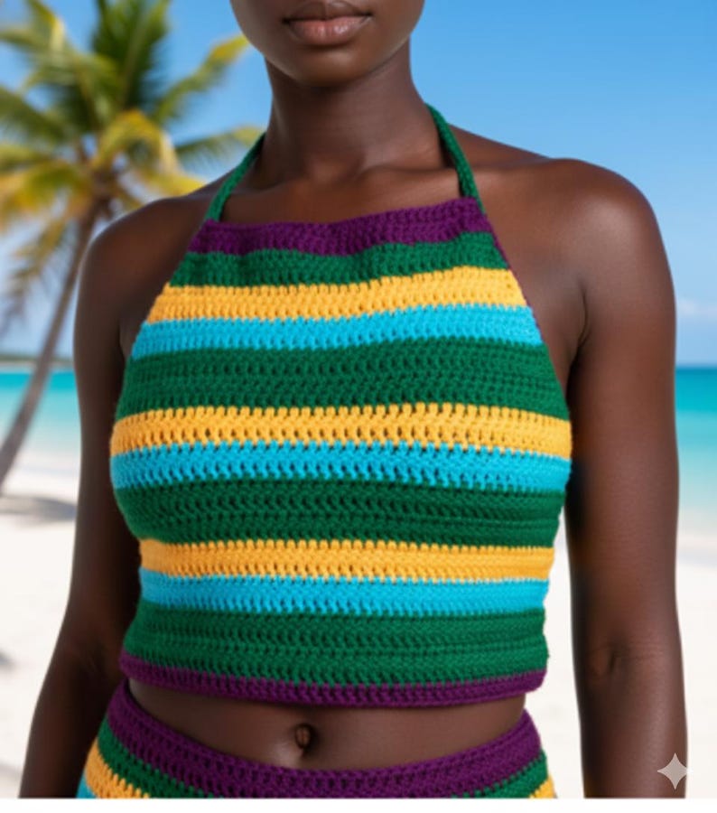 Puede incluir: Top halter y parte inferior a juego de ganchillo colorido, con rayas horizontales verdes, amarillas, azules y moradas. El top tiene un dise&ntilde;o de cuello halter. El trabajo de ganchillo es visible, mostrando la textura y la artesan&iacute;a de la prenda.