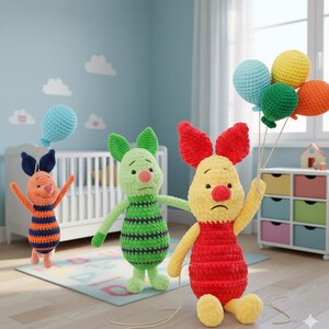 Puede incluir: Personajes de Winnie the Pooh tejidos a ganchillo, incluyendo Piglet, Eeyore y Pooh, en un entorno de guardería. Pooh sostiene un montón de globos de colores. Los personajes son de varios colores, incluyendo naranja, verde y amarillo. Una cuna y calcomanías de nubes están en el fondo.