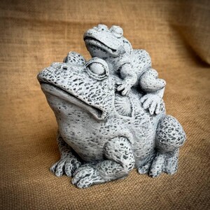 Cute Frogs Statue Mom Frog with Froggy Figurine Concrete Toad Garden Figure Stone Lawn Decor Porch Accent Amphibian Lover Gift for Home