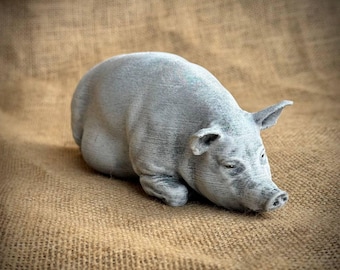 Garden Lying Pig Statue Hog Memorial Farmhouse Animal Figurine Farm Sculpture Piglet Decoration Lawn Accent Figure Pet Themed Home Decor