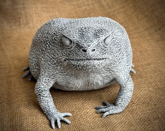 Grey Frog Statue Wild Animal Garden Figurine Concrete Realistic Toad Figure Amphibian Sculpture Pool Decor Yard Ornament Gift for Gardener