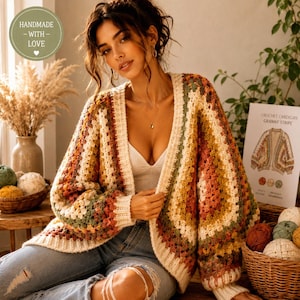 Peut inclure: Un cardigan en crochet à manches longues présentant un motif à rayures granny multicolores dans des tons crème, rouille, vert olive et jaune moutarde. Le vêtement possède une bordure côtelée couleur crème sur l'ouverture et les poignets.