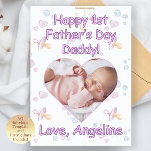 Könnte beinhalten: Eine Vatertagskarte mit einem Babyfoto in Herzform. Auf der Karte steht "Happy 1st Father's Day Daddy!" und "Love, Angeline" in Lila. Schnuller- und Blasenillustrationen schmücken die Karte.