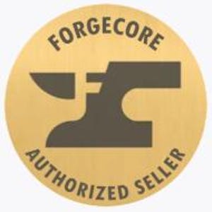 Puede incluir: Una pegatina redonda de color dorado con el texto "FORGECORE AUTHORIZED SELLER" que rodea un logotipo de yunque gris oscuro. El yunque es una representaci&oacute;n estilizada y bidimensional de la herramienta de herrer&iacute;a.