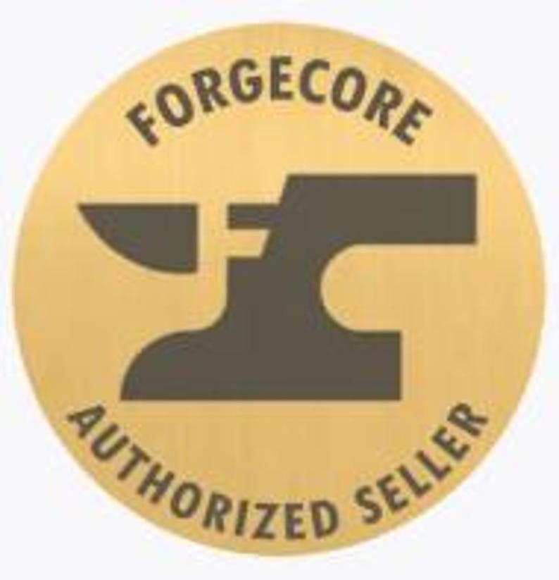 Puede incluir: Una pegatina redonda de color dorado con el texto "FORGECORE AUTHORIZED SELLER" que rodea un logotipo de yunque gris oscuro. El yunque es una representaci&oacute;n estilizada y bidimensional de la herramienta de herrer&iacute;a.