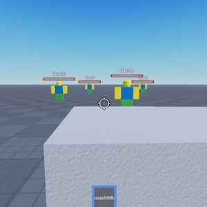 以下が含まれることがあります： 黄色い頭、青いシャツ、緑色の脚を持つブロック状のフィギュアが登場するデジタルシーン。各フィギュアの頭上にはネームタグがあります。シーンは青い空と灰色のグリッドのような表面を背景に設定されています。