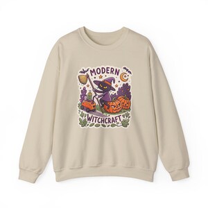 Modern Witchcraft Cat Robot Vacuum Halloween Sweatshirt, Funny Spooky Season Sweatshirt, Quirky Halloween Gift afbeelding 3