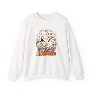 Sweat-shirt d'Halloween « Spa Momie Morte-Vivante », Sweat-shirt Drôle pour la Saison des Frissons, Cadeau d'Halloween Original image 1