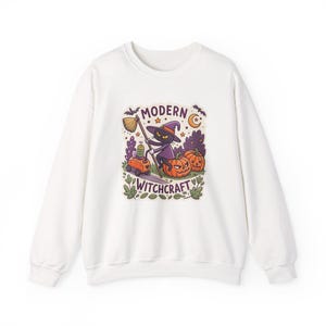 Modern Witchcraft Cat Robot Vacuum Halloween Sweatshirt, Funny Spooky Season Sweatshirt, Quirky Halloween Gift afbeelding 1
