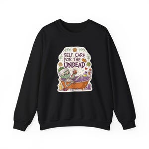 Sweat-shirt d'Halloween « Spa Momie Morte-Vivante », Sweat-shirt Drôle pour la Saison des Frissons, Cadeau d'Halloween Original image 2
