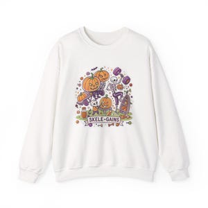 Skele-Gains Skeleton Gym Halloween Sweatshirt, Funny Spooky Season Sweatshirt, Quirky Halloween Gift 画像 1