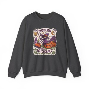 Modern Witchcraft Cat Robot Vacuum Halloween Sweatshirt, Funny Spooky Season Sweatshirt, Quirky Halloween Gift afbeelding 5