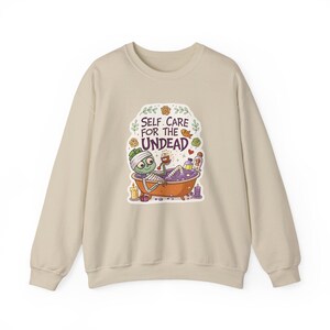 Sweat-shirt d'Halloween « Spa Momie Morte-Vivante », Sweat-shirt Drôle pour la Saison des Frissons, Cadeau d'Halloween Original image 3