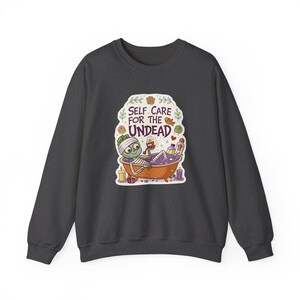 Sweat-shirt d'Halloween « Spa Momie Morte-Vivante », Sweat-shirt Drôle pour la Saison des Frissons, Cadeau d'Halloween Original image 5