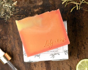 Jabón de manteca de karité Tropical Bloom: Ylang Ylang, lima, pachulí – Vegano, sin aceite de palma, envase de papel.