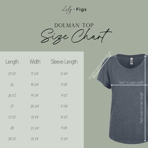 Puede incluir: Tabla de tallas para una blusa de manga ca&iacute;da con medidas en pulgadas. La tabla muestra la talla, la longitud, el ancho y la longitud de la manga para las tallas XS a 3XL.