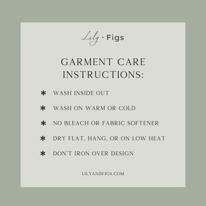 Puede incluir: Un fondo blanco con texto negro que describe las instrucciones de cuidado de la prenda. El texto dice: "Lily + Figs Instrucciones de cuidado de la prenda: * Lavar del rev&eacute;s * Lavar en agua tibia o fr&iacute;a * No usar blanqueador ni suavizante * Secar plano, colgar o secar a baja temperatura * No planchar sobre el dise&ntilde;o Lilyandfigs.com"