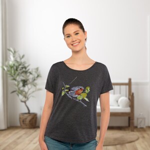 Puede incluir: Una camiseta gris oscuro con una ilustraci&oacute;n de acuarela de un petirrojo posado en una rama con hojas verdes.