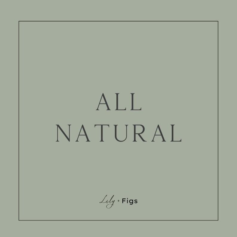 Puede incluir: Imagen cuadrada con fondo verde salvia y borde negro fino. Las palabras "ALL NATURAL" est&aacute;n centradas en una fuente serif. Debajo, en una fuente de escritura, est&aacute; el texto "Lily &bull; Figs".