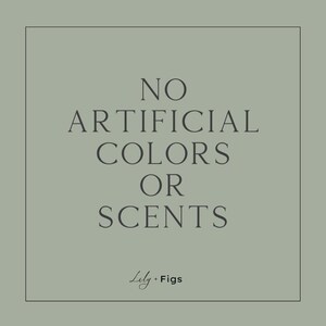 Puede incluir: Imagen cuadrada con fondo verde p&aacute;lido que muestra el texto "NO ARTIFICIAL COLORS OR SCENTS" en gris oscuro. La marca "Lily + Figs" est&aacute; en la parte inferior en letra cursiva.