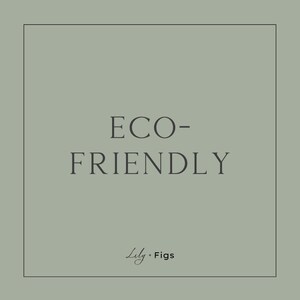 Puede incluir: Imagen cuadrada con las palabras "ECO-FRIENDLY" en fuente serif, centradas sobre un fondo verde apagado. El texto "Lily &bull; Figs" est&aacute; escrito en fuente script en la parte inferior. El dise&ntilde;o est&aacute; enmarcado por un fino borde negro.