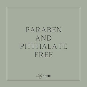 Puede incluir: Imagen cuadrada con el texto "PARABEN AND PHTHALATE FREE" en fuente serif. El texto est&aacute; centrado dentro de un cuadrado gris oscuro, sobre un fondo gris claro. La marca "Lily + Figs" est&aacute; en la parte inferior.