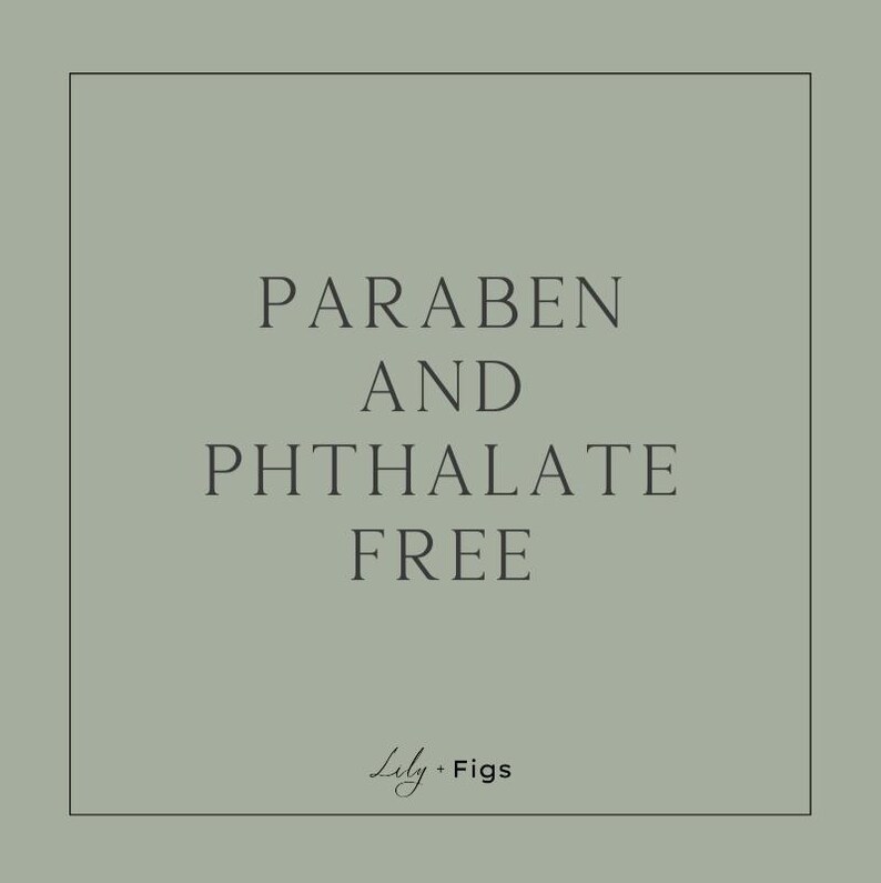 Puede incluir: Imagen cuadrada con el texto "PARABEN AND PHTHALATE FREE" en fuente serif. El texto est&aacute; centrado dentro de un cuadrado gris oscuro, sobre un fondo gris claro. La marca "Lily + Figs" est&aacute; en la parte inferior.