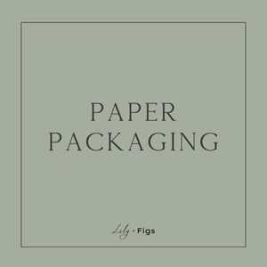 Op de afbeelding: Vierkante afbeelding met een gedempte groene achtergrond met de woorden "PAPER PACKAGING" in een schreefletter. Daaronder staan de woorden "Lily + Figs" in een cursief lettertype, omlijst door een dunne zwarte rand.