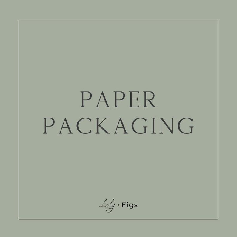 Op de afbeelding: Vierkante afbeelding met een gedempte groene achtergrond met de woorden "PAPER PACKAGING" in een schreefletter. Daaronder staan de woorden "Lily + Figs" in een cursief lettertype, omlijst door een dunne zwarte rand.