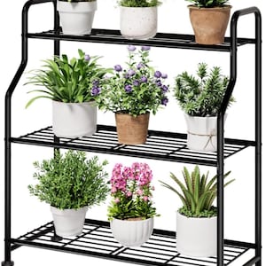 Könnte beinhalten: Ein Set aus drei Keramikbechern mit gesprenkelter, matter Oberfläche. Die Becher sind in Creme-, Hellgrau- und Dunkelgrautönen gehalten. Jeder Becher hat ein schlichtes, modernes Design und einen abgerundeten Henkel. Für Kaffee oder Tee.