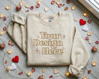 Maqueta de sudadera Gildan 18000 color arena para San Valentín, maqueta de sudadera con cuello redondo color crema, maquetas planas con temática de San Valentín, maqueta de Gildan 18000 Love Hearts