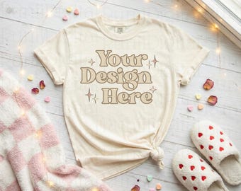 Maqueta de camisa Bella Canvas 3001 natural para San Valentín, maqueta de camisa plana, maquetas modernas, maqueta acogedora con temática de San Valentín, maqueta de camisa sencilla