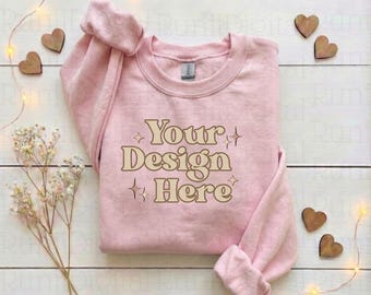 Maqueta de sudadera rosa claro Gildan 18000 para San Valentín, maqueta de cuello redondo, maquetas planas con temática de San Valentín, maqueta de Gildan 18000 con corazones rosas