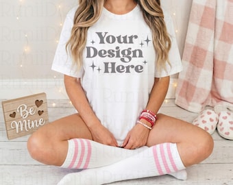 Maqueta de camiseta blanca Bella Canvas 3001 para San Valentín, maqueta de camiseta, maqueta de camiseta, maquetas de moda, maqueta linda con temática de San Valentín, maqueta de camiseta sencilla