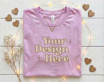 Maqueta de camiseta Bella Canvas 3001 para San Valentín, color lila, prisma jaspeado, maquetas de moda, maqueta con temática de San Valentín, maqueta de camiseta sencilla, maqueta de diseño plano