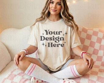 Maqueta de camiseta Natural Bella Canvas 3001 para San Valentín Maqueta de modelo de camiseta Maquetas de moda Maqueta con temática de San Valentín Maqueta de camiseta sencilla