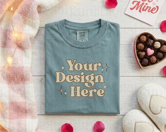 Maqueta de camisa sencilla con colores Bay Comfort 1717 para San Valentín. Maqueta de camisa verde. Maquetas de moda. Maqueta de camisa plana con temática de San Valentín C1717.