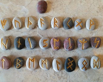 Las runas están hechas de piedras naturales.