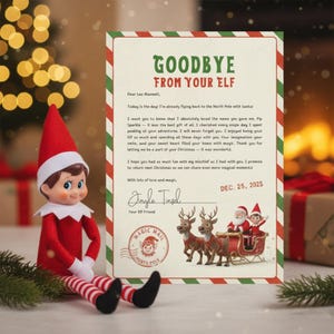 Può includere: Una scena a tema natalizio con una bambola elfo in un abito rosso e bianco, accanto a una lettera. La lettera dice "GOODBYE FROM YOUR ELF" ed è datata 25 dicembre 2025. La lettera ha un bordo rosso e verde e un'immagine di Babbo Natale e le sue renne.