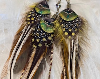 Dreadlockkraal met veelkleurige veren die aan een dromenvanger hangen.