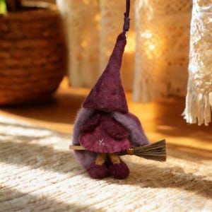 Ręcznie robiona ozdoba z filcu wełnianego w kształcie wiedźmy-gnoma – Fioletowa miotła czarodzieja