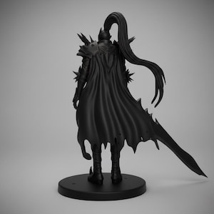 Op de afbeelding: Zwarte figuur van een krijger in harnas, cape en lange paardenstaart. De figuur staat op een ronde basis en houdt een groot zwaard vast. Het harnas heeft stekelige details.