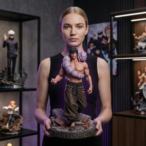 Op de afbeelding: Een Toji Fushiguro anime-figuur met een gespierd mannelijk personage met donker haar, gekleed in een donkerbruine broek en een paarse slang om de schouders, staand op een voetstuk met de tekst TOJI FUSHIGURO.