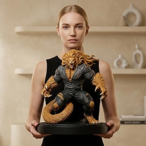 Peut inclure: Figurine détaillée d'une créature humanoïde ressemblant à un lion, avec une musculature prononcée, vêtue d'un costume gris déchiré. La figurine a une longue crinière et une longue queue. Montée sur une base noire.