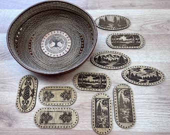 Puede incluir: Un juego de 10 posavasos de madera con diseños de temática natural. Los posavasos son de forma ovalada y presentan intrincados diseños de árboles, montañas y ríos cortados con láser. Los posavasos están dispuestos alrededor de una cesta tejida con un diseño de árbol de la vida.
