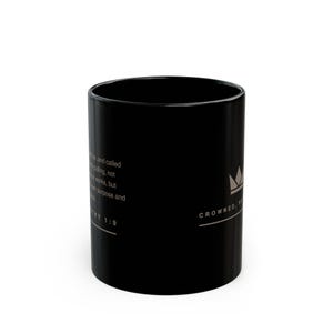 Krönt, inte lycklig mugg | 2 Timoteus 1:9 Kaffemugg med bibelvers | Minimalistisk krona, trosgåva | 30 cl svart keramik