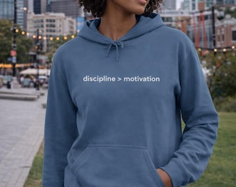 Sudadera con capucha bordada "Disciplina > Motivación" / La mente sobre todo / Ropa de calle inspirada en la fe