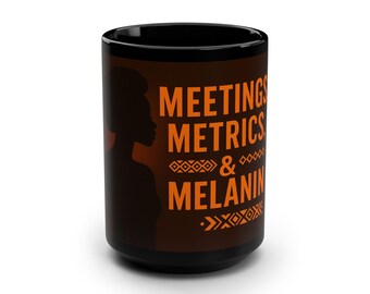 Taza negra de 15 oz con texto "Reuniones, métricas y melanina"